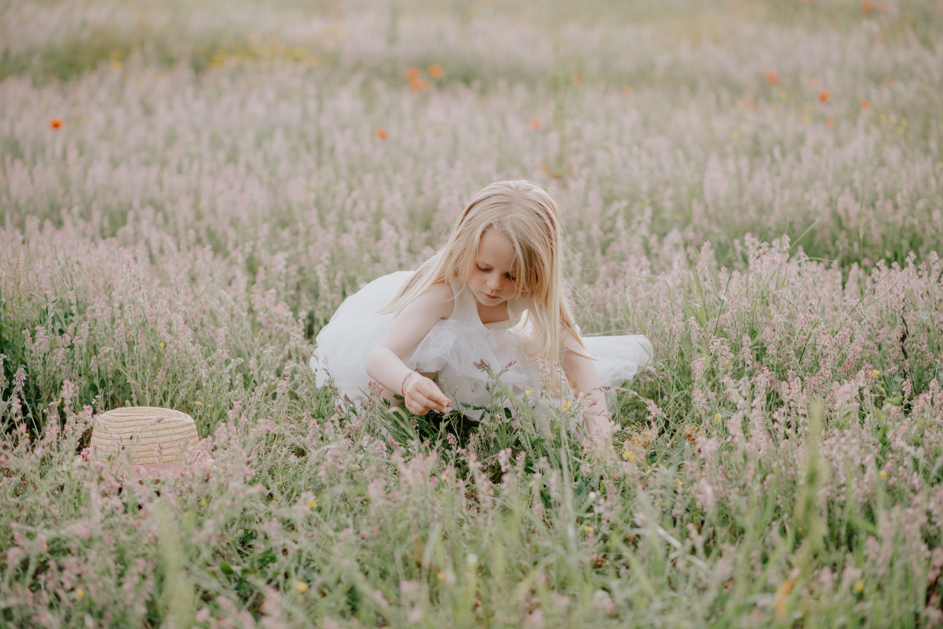 bambina in mezzo ai fiori in primavera