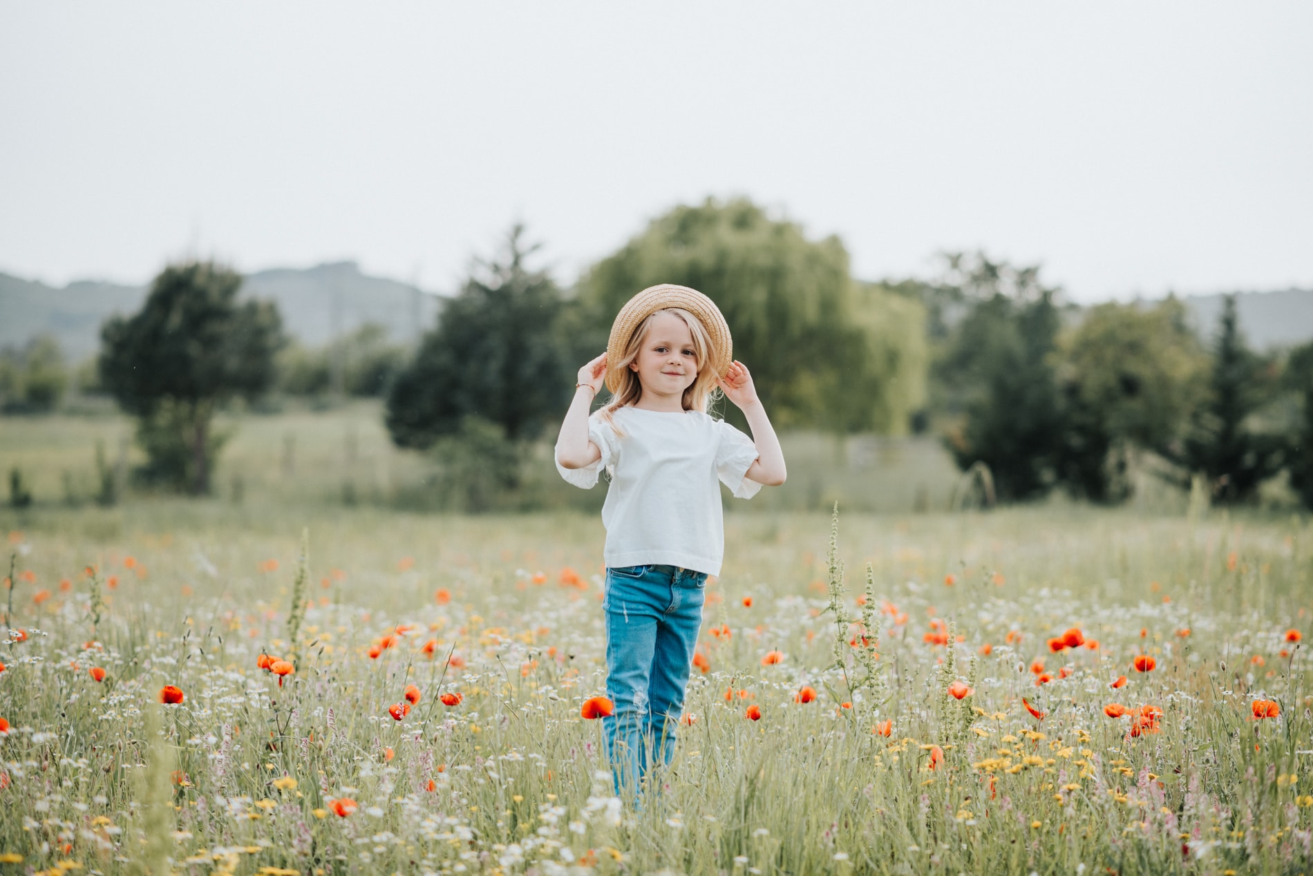 bambina in mezzo ai fiori in primavera