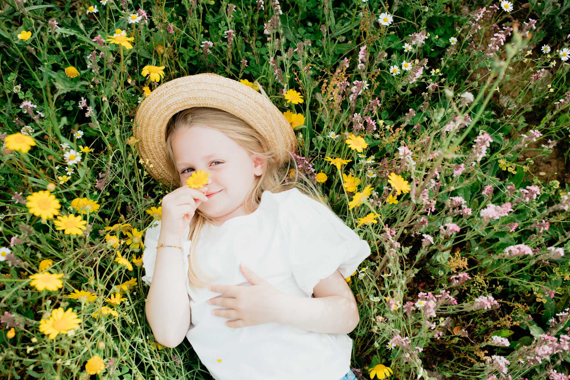 bambina in mezzo ai fiori in primavera