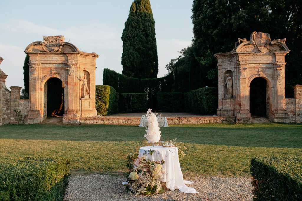 wedding cake tuscany