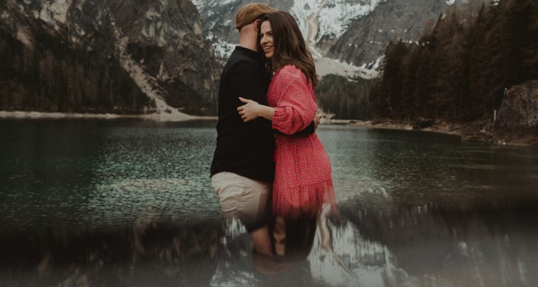 Dolomites Engagement photographer, Lago di Braies