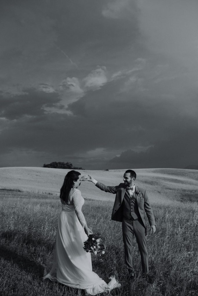 wedding and elopement photographer in tuscany