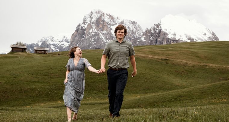 Couple shooting Dolomites, Alpe di Siusi