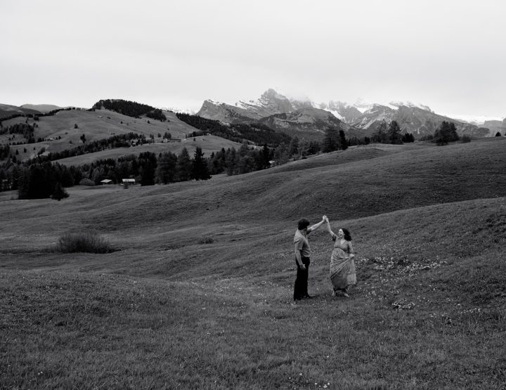 Couple shooting Dolomites, Alpe di Siusi