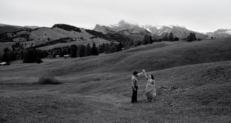 Couple shooting Dolomites, Alpe di Siusi