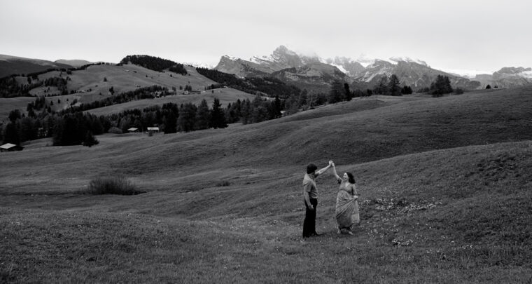 Couple shooting Dolomites, Alpe di Siusi